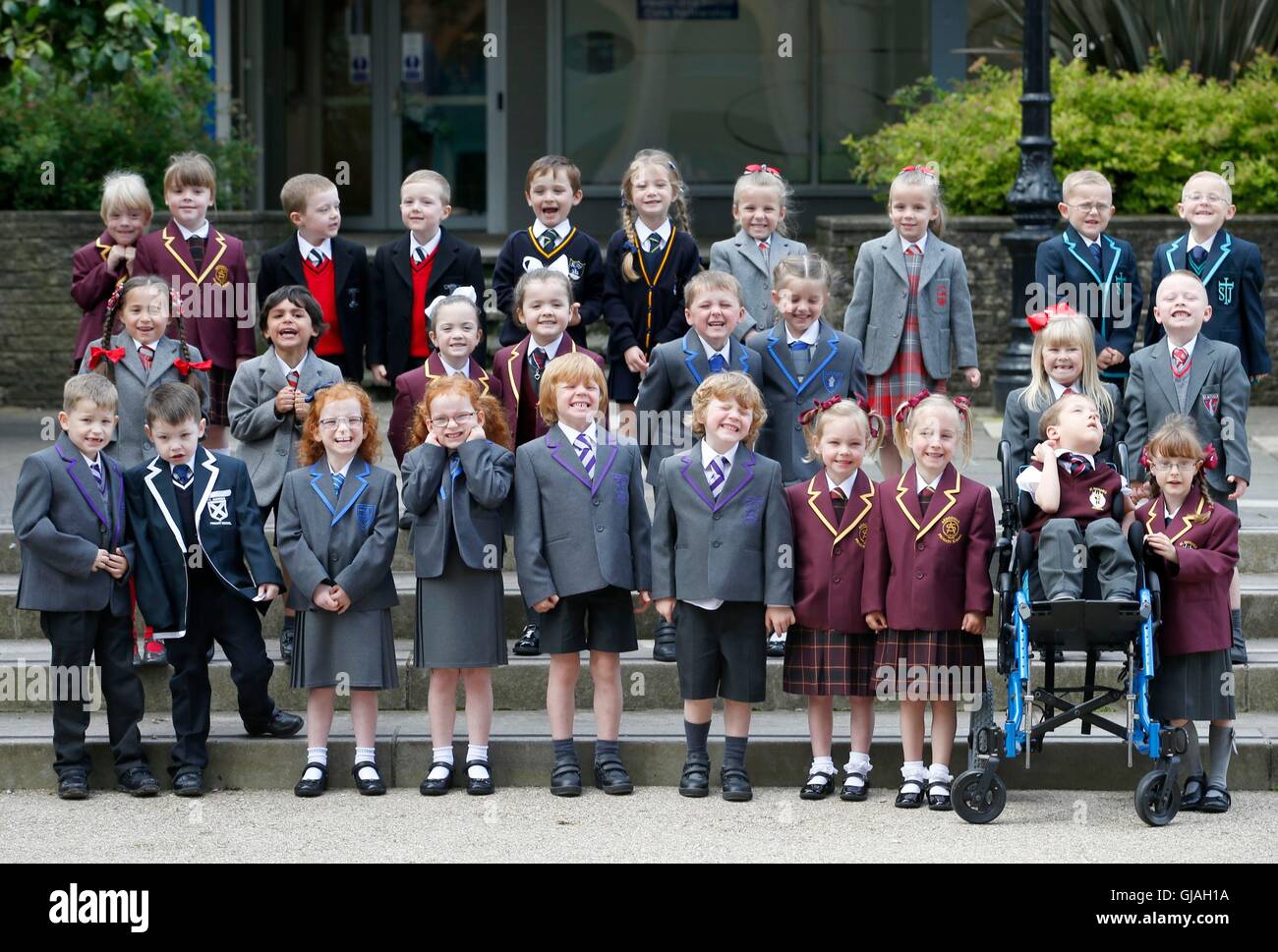14 Fuori di 15 gruppi di gemelli, dall'area Inverclyde, posano per una fotografia di Clyde Square a Greenock, davanti al loro primo giorno di scuola. Nella foto è raffigurato (fila posteriore sinistra a destra) Emma e grazia McEleny (4), il Fraser e Nathan McGrath (5), Jackson e Elizabeth Reid (5), Brooke e Skye Smith (4), Andrea e Thomas Stewart (4), (fila centrale da sinistra a destra) Charlotte e Morgan Goyal (5), Orlagh e Niamh Keen (4), Charlie e Olivia Lyne (5), Olivia e Rhogen McCurry (5), (in prima fila da sinistra a destra) Craig e Stuart Arthur (5), Caragh e Sophie Doig (5), Jude e Luca Donnachie (5), Jessica e la Foto Stock