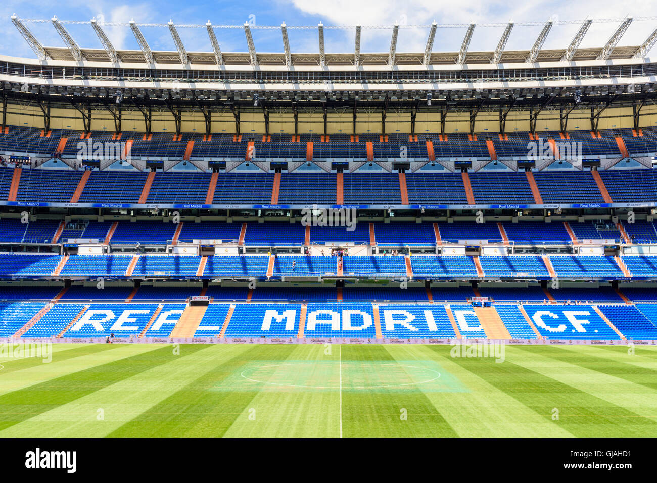 Stand e passo al Santiago Bernabeu Stadium, casa del Real Madrid, Chamartin, Madrid, Spagna Foto Stock