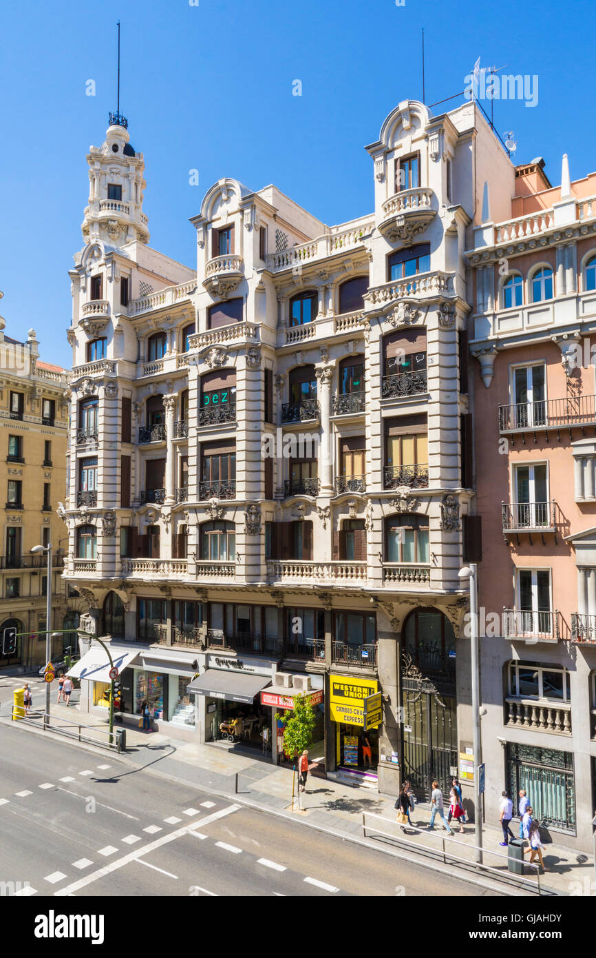 Il grand edifici lungo Calle Gran Via, Madrid, Spagna Foto Stock