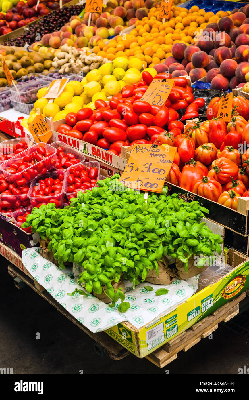 Fruttivendolo in stallo il Mercato Orientale mercato di Genova. Liguria, Italia. Foto Stock