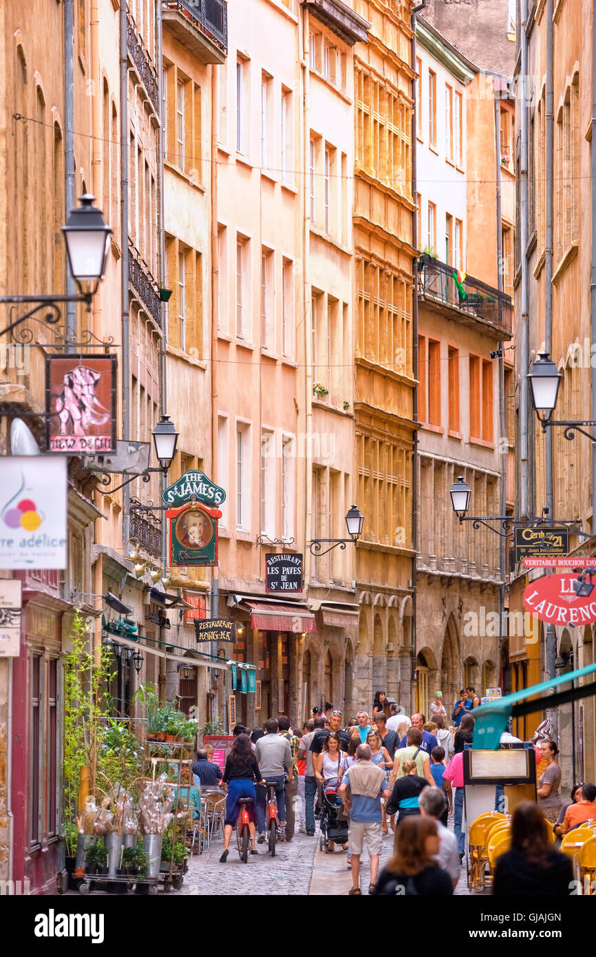 La rue St Jean nella vecchia Lione, Francia Foto Stock