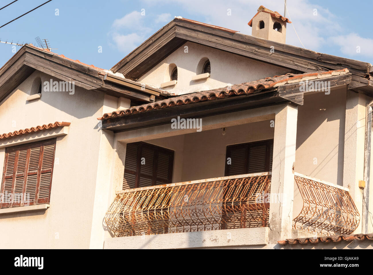 Vecchio balcone con la rustica porta in legno sulla facciata del vecchio tradizionale greco-cipriota house. Kato Drys. Cipro. Foto Stock