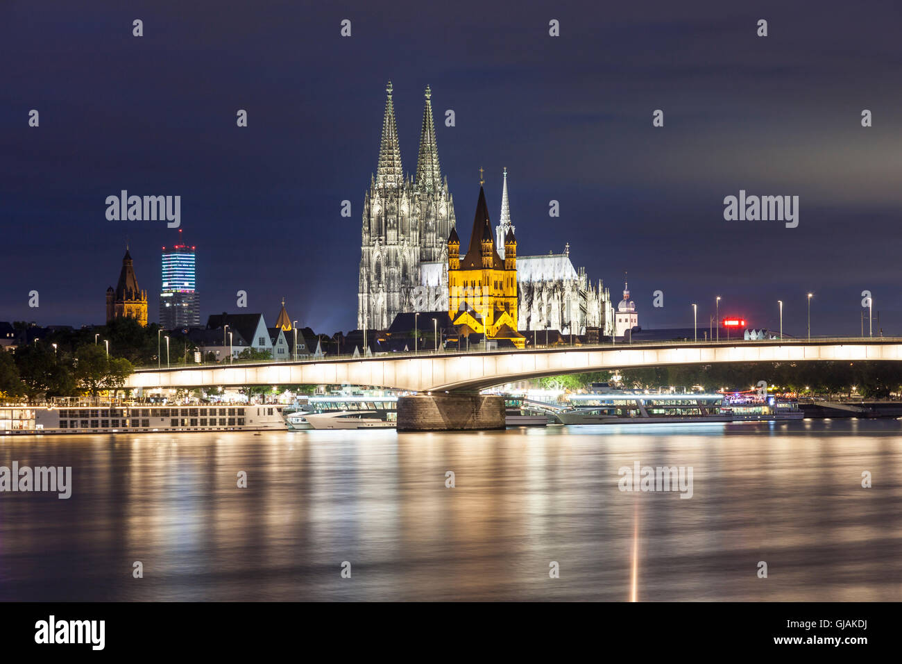 La cattedrale di Colonia di notte, Germania Foto Stock