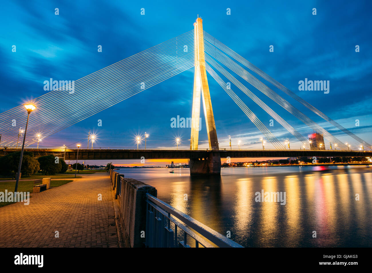 Ponte Vansu (ex Gorky ponte) nella Riga, Lettonia. Sindone Bridge. Serata estiva con il blu del cielo. 595 metri di lunghezza. Vansu B Foto Stock