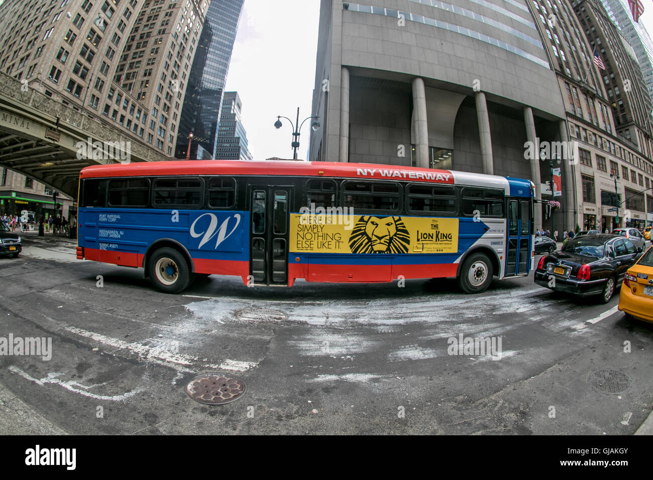 NY vie navigabili di bus è in movimento lungo la 42nd Street vicino alla Grand Central Station. Foto Stock