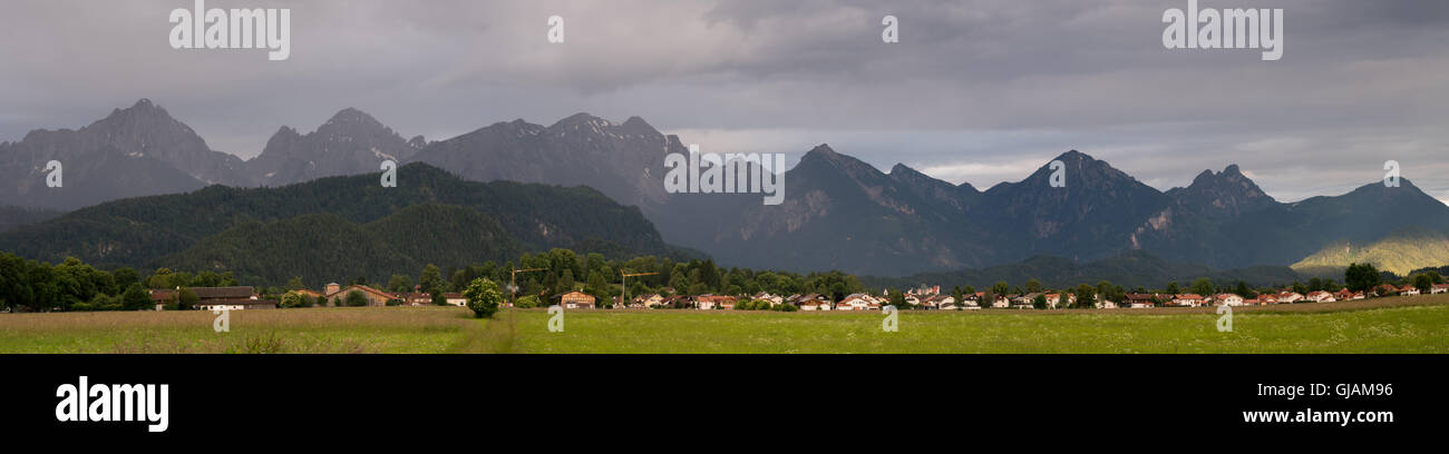 Valle Verde nelle Alpi tedesca con una catena di picchi di montagna all'orizzonte. Prato e campo in Baviera Foto Stock