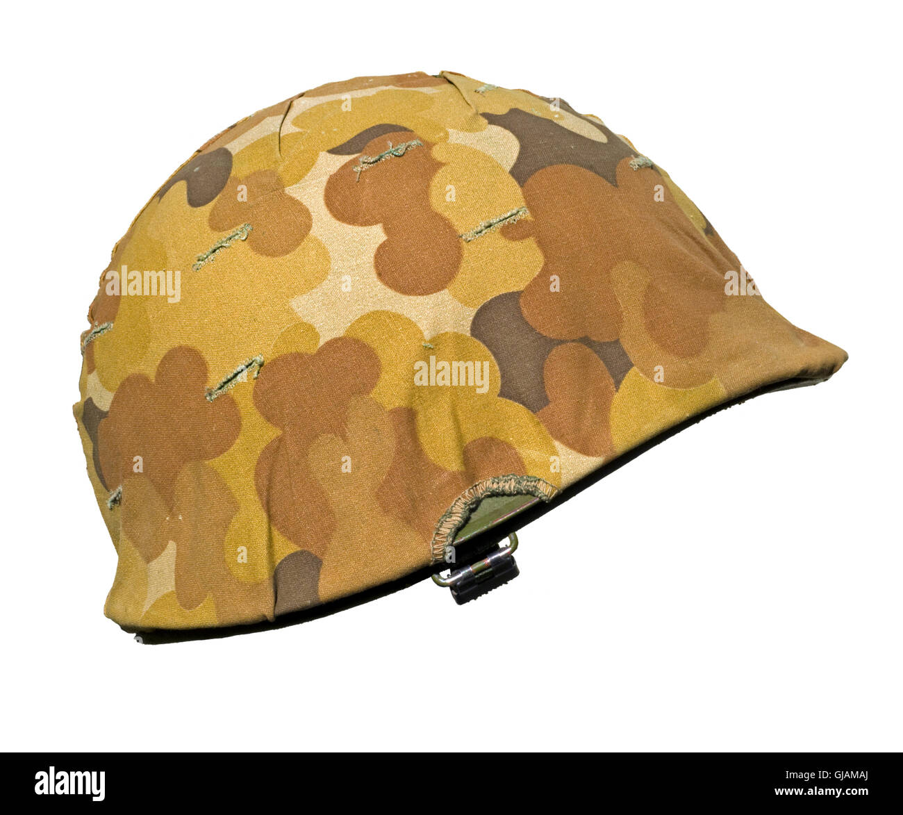 Un militari USA il casco con un M1 Mitchell modello cloud, o in autunno-inverno, coperchio di mimetizzazione. Foto Stock