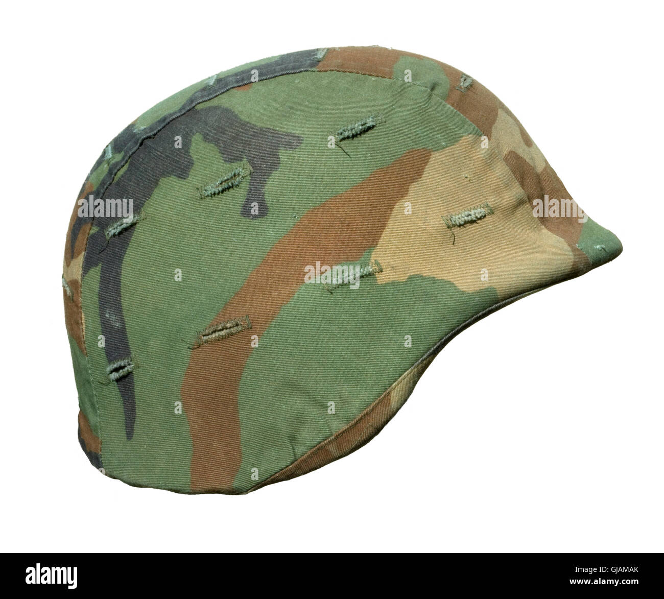 Un noi PASGT Kevlar casco con un bosco (M81 General Purpose Pattern) coperchio di mimetizzazione. Foto Stock