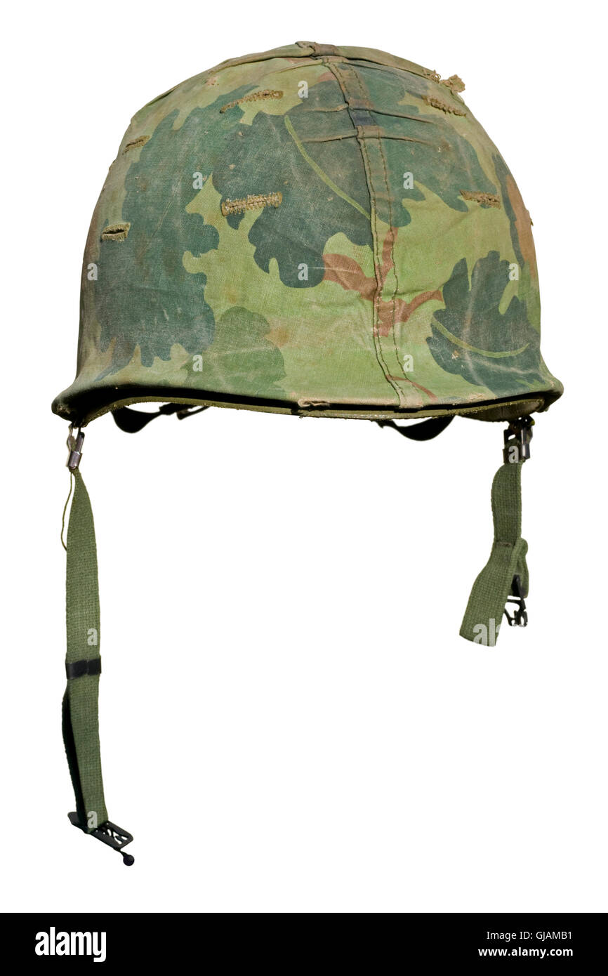 Un militari USA il casco con un M1 Mitchell pattern coperchio di mimetizzazione dalla guerra del Vietnam. Foto Stock