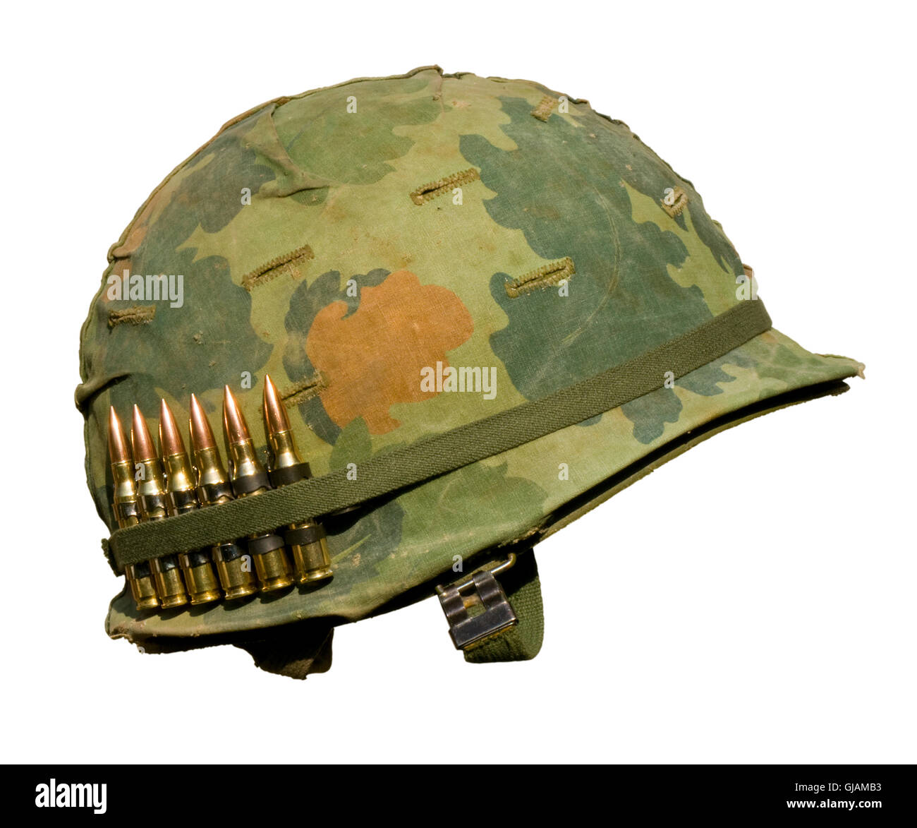 Un militari USA il casco con un M1 Mitchell pattern coperchio di mimetizzazione dalla guerra del Vietnam. Foto Stock