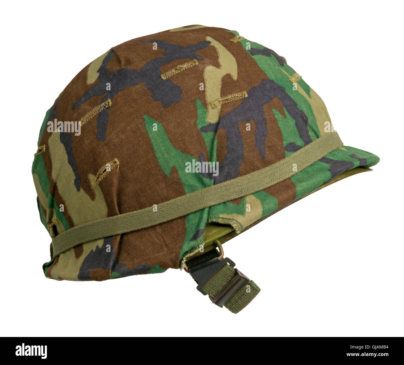 Un militari USA il casco con un M81 Woodland Pattern coperchio di mimetizzazione. Foto Stock