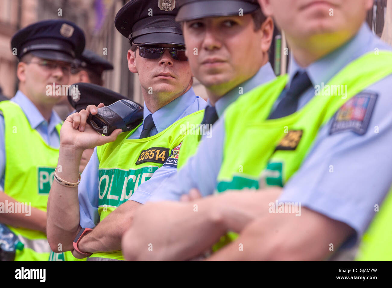 Poliziotti cechi quattro poliziotti con giacche riflettenti Foto Stock