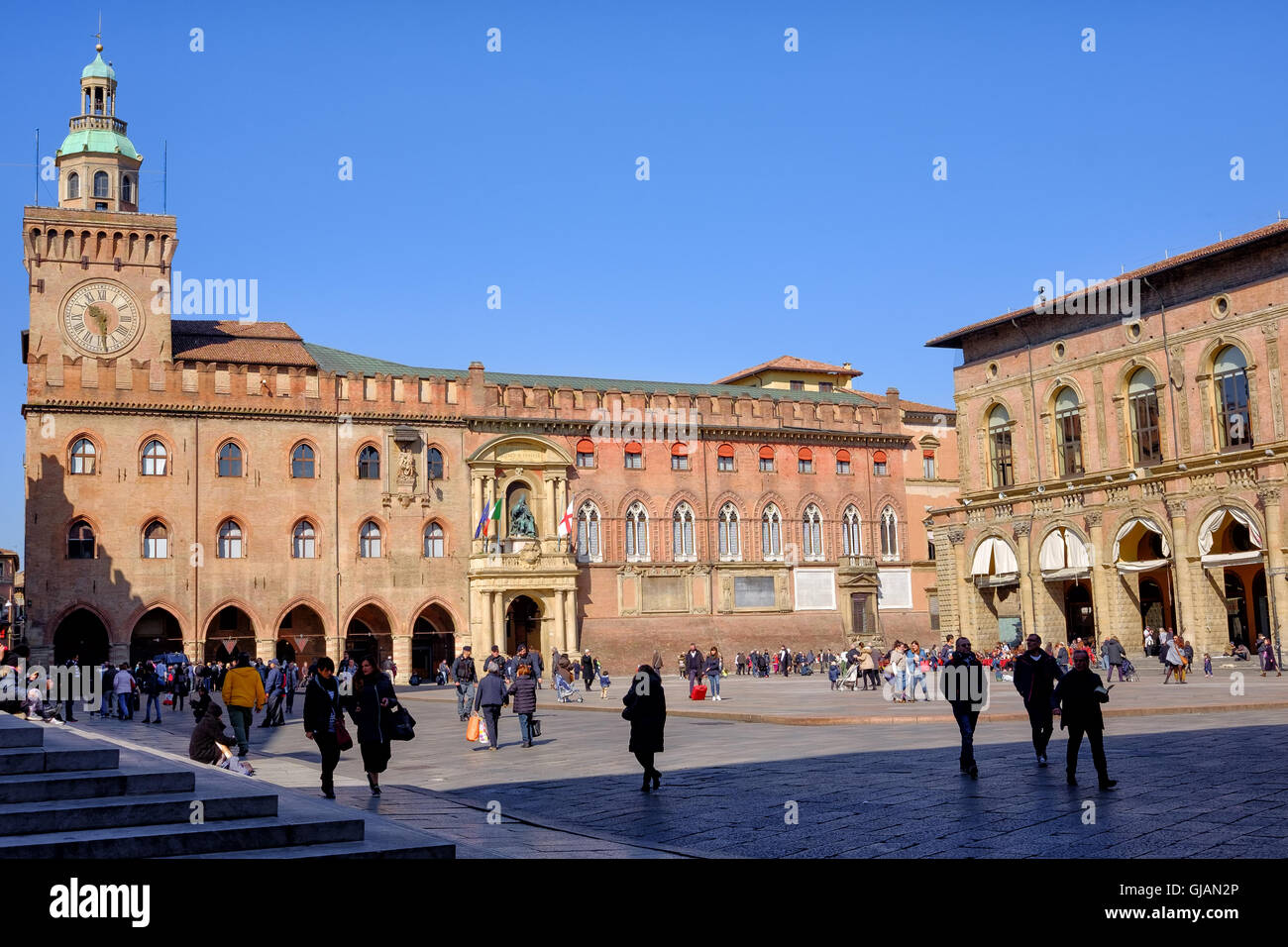 Bologna, Italia - 24 Marzo 2016: persone che passeggiano nella piazza centrale della città medievale Foto Stock