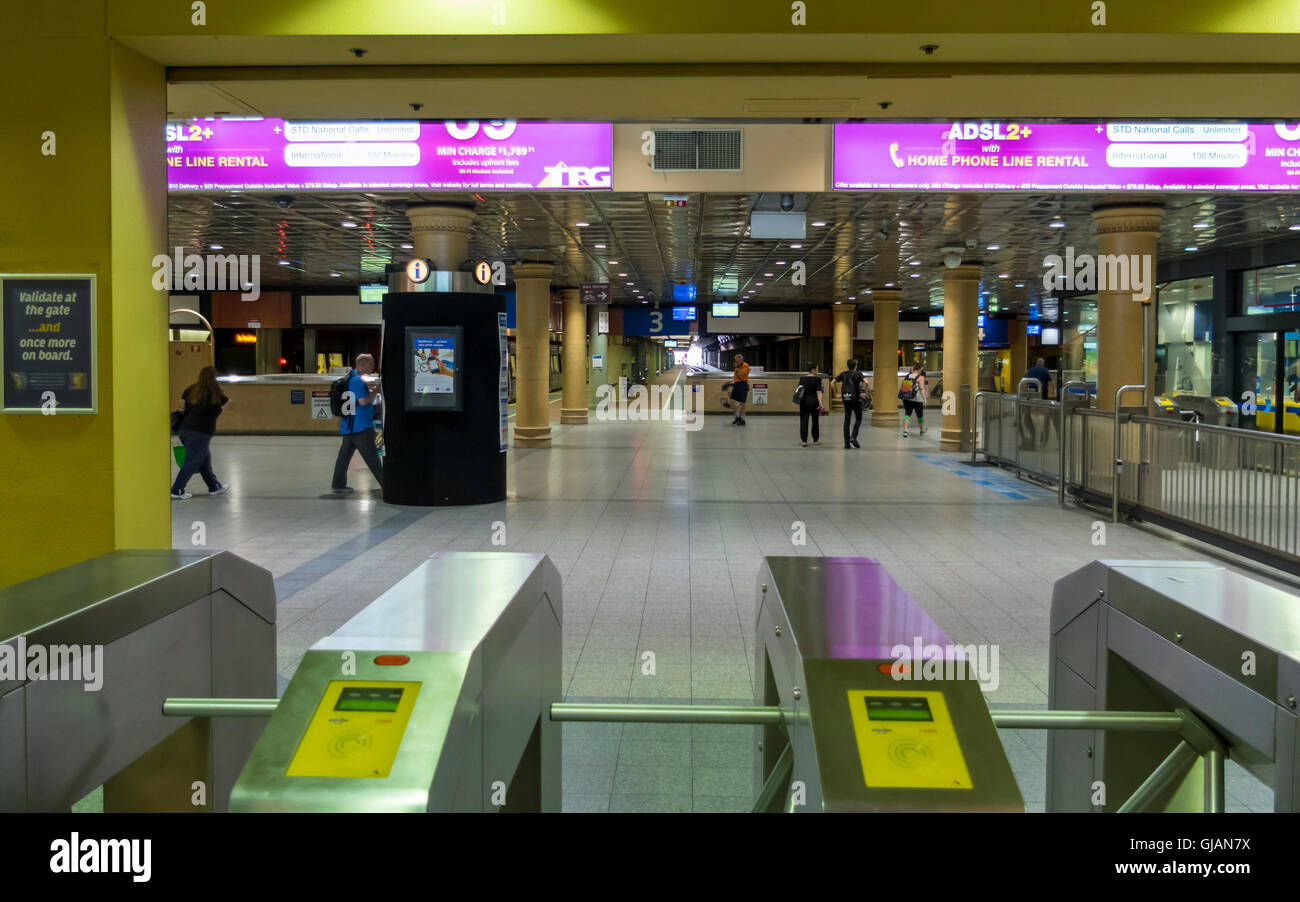 Tornello barriere di biglietteria di fronte alla stazione di piattaforme di Adelaide dalla stazione di Adelaide, Australia del Sud. Foto Stock