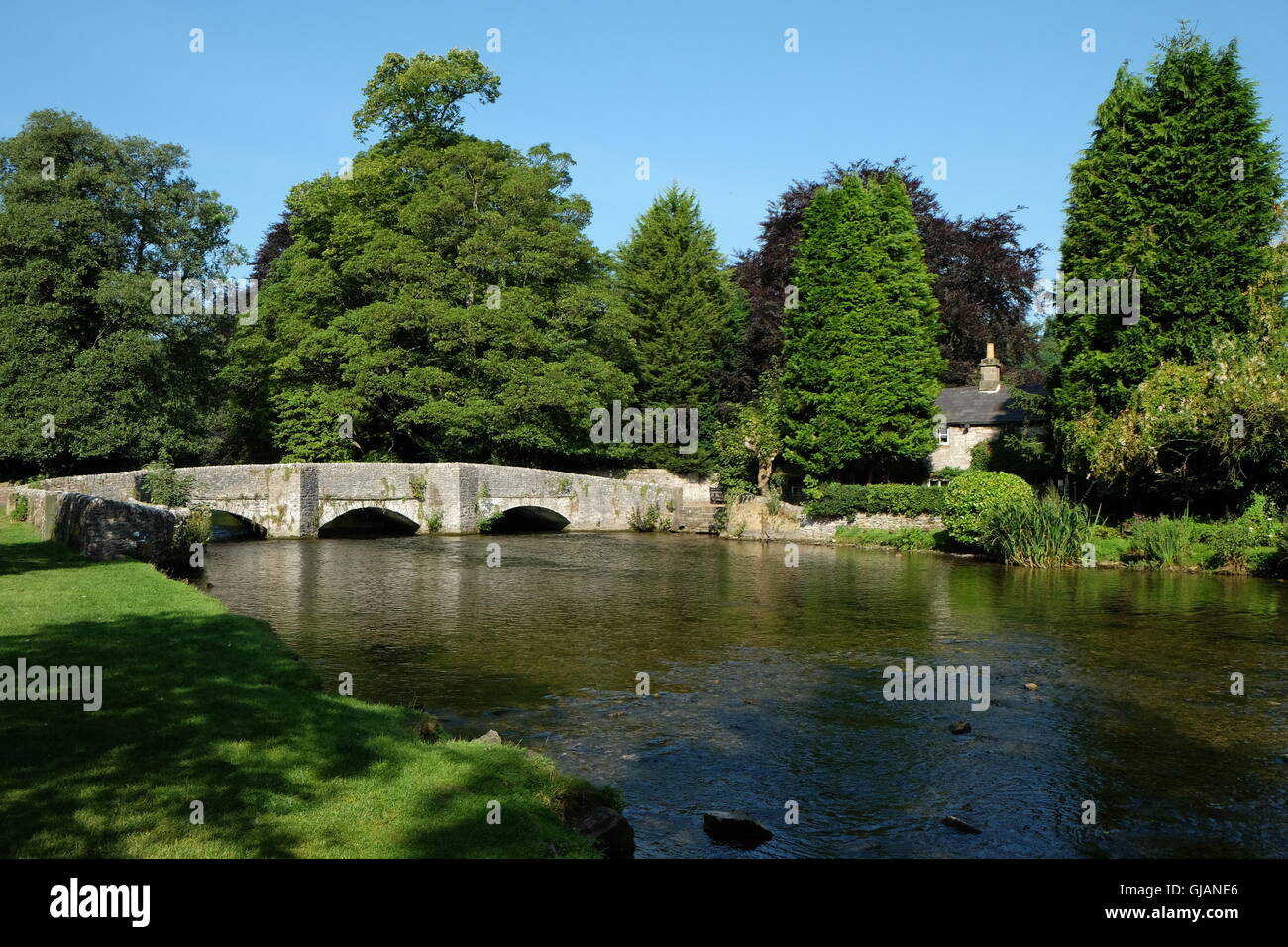 Ponte sul fiume Wye a Ashford, Peak District Foto Stock