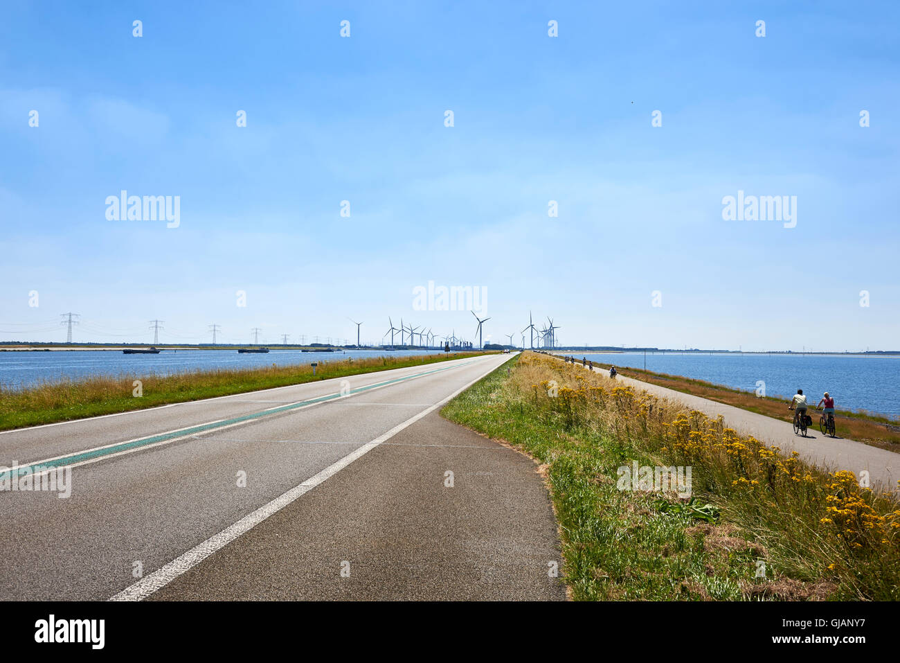 Le turbine eoliche in prossimità del Oesterdam (Oysterdam), la diga più lunga del Delta lavora nei Paesi Bassi Foto Stock