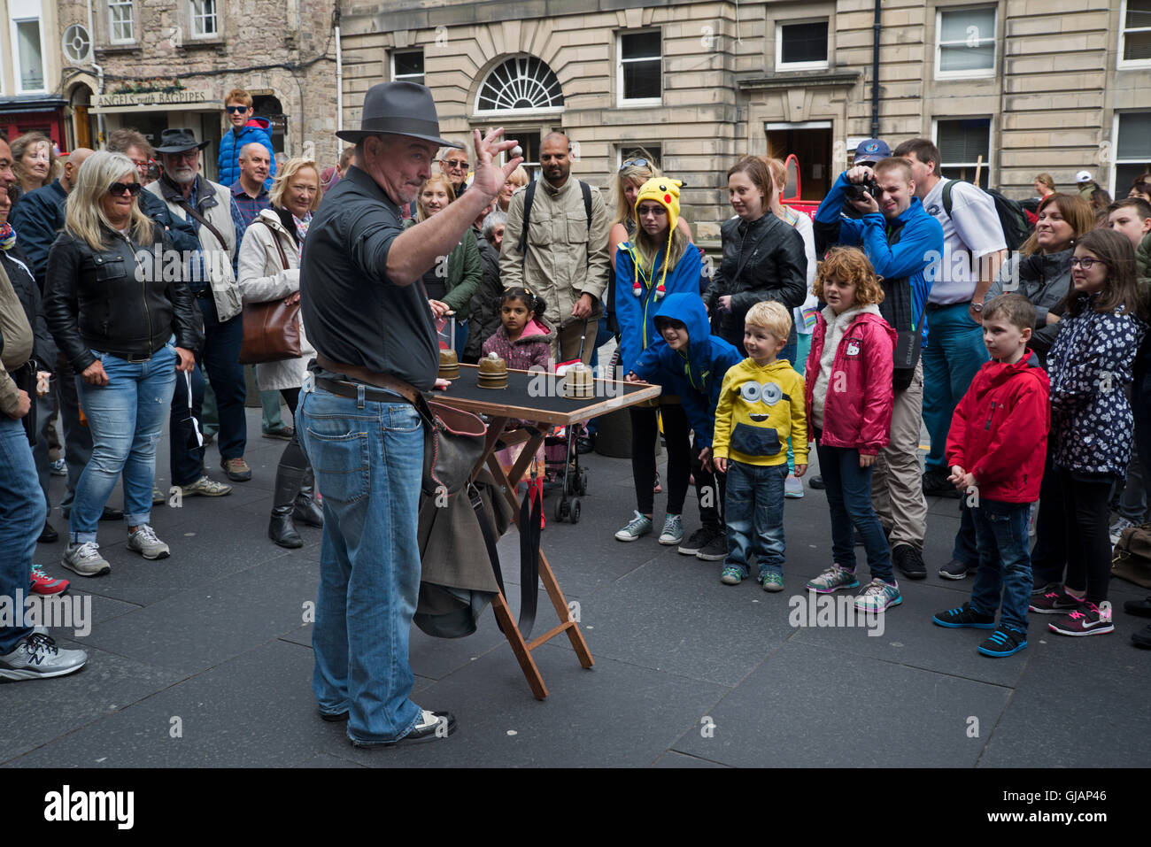 Un prestigiatore intrattenere i visitatori al Edinburgh Fringe Festival sul Royal Mile. Foto Stock