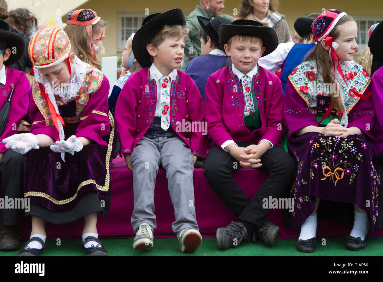 Bambini da Plougastel-Daoulas indossando il costume tradizionale . Plougastel Daoulas.Finisterre. La Bretagna. Francia Foto Stock