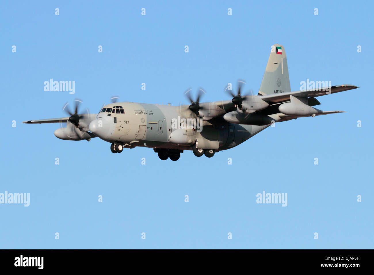 La Kuwait Air Force Lockheed Martin KC-130J Hercules militari di trasporto aereo sulla rotta di avvicinamento Foto Stock