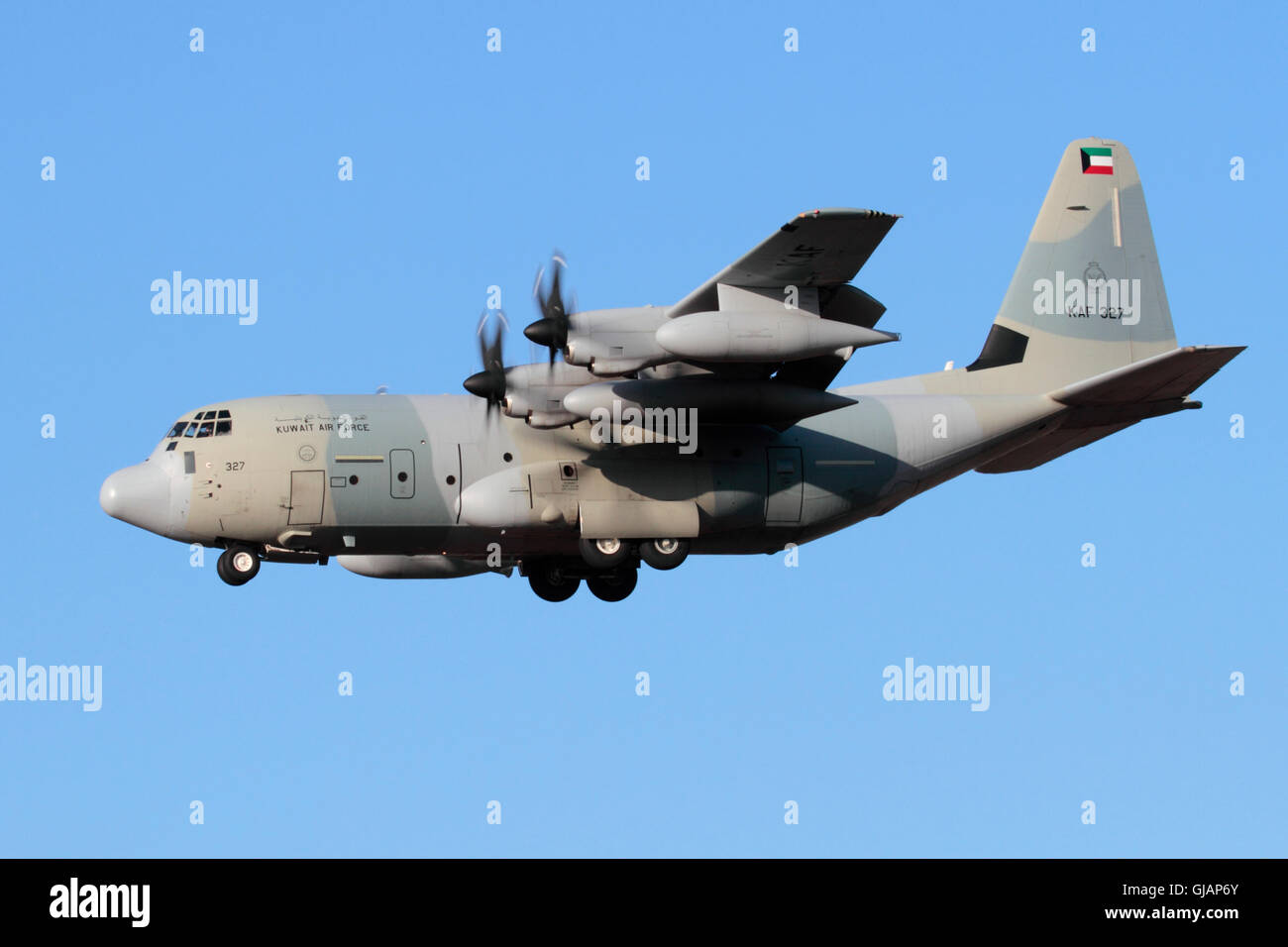 La Lockheed Martin KC-130J Hercules del Kuwait Air Force sull approccio contro un cielo blu chiaro Foto Stock