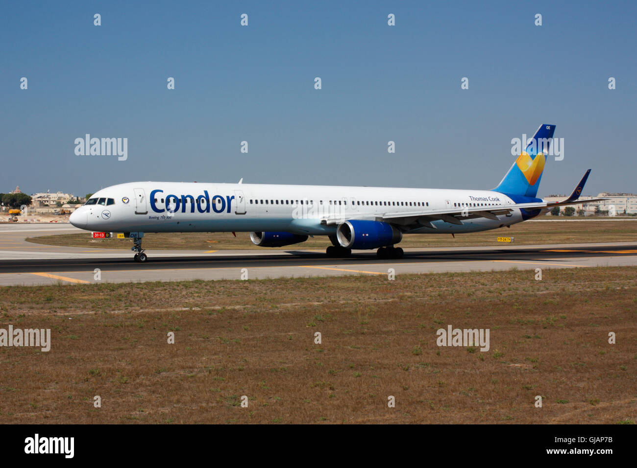 Aviazione Commerciale. Condor Flugdienst Boeing 757-300 aereo di linea di rullaggio per la partenza da Malta Foto Stock