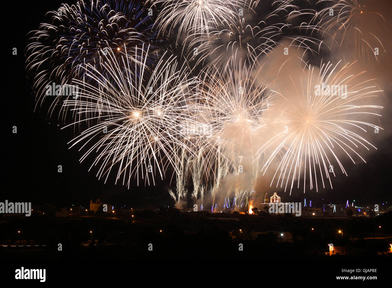 Fuochi d'artificio durante la festa dell'Assunzione a Ghaxaq, Malta Foto Stock