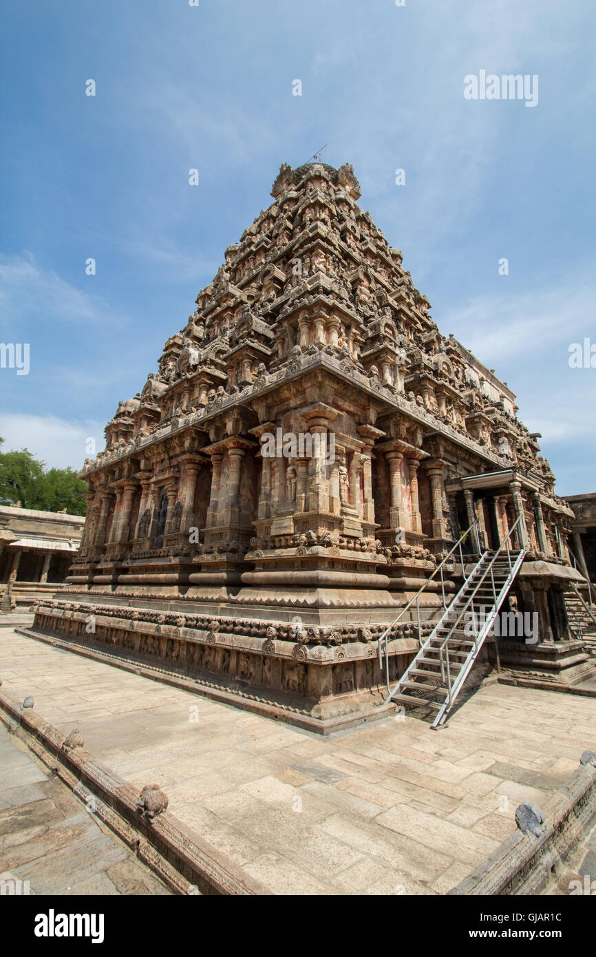 Vista dal lato posteriore e di una scultura di arte presso antichi templi indiani Foto Stock