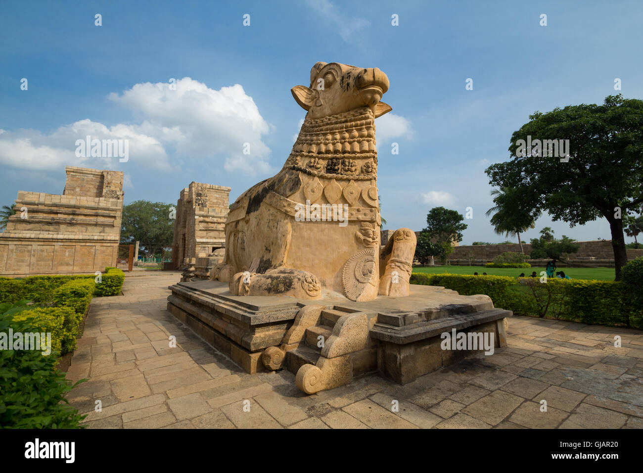 Grande statua di Nandi Bull davanti Hindu Gangaikonda Cholapuram tempio, Tamil Nadu, India Foto Stock