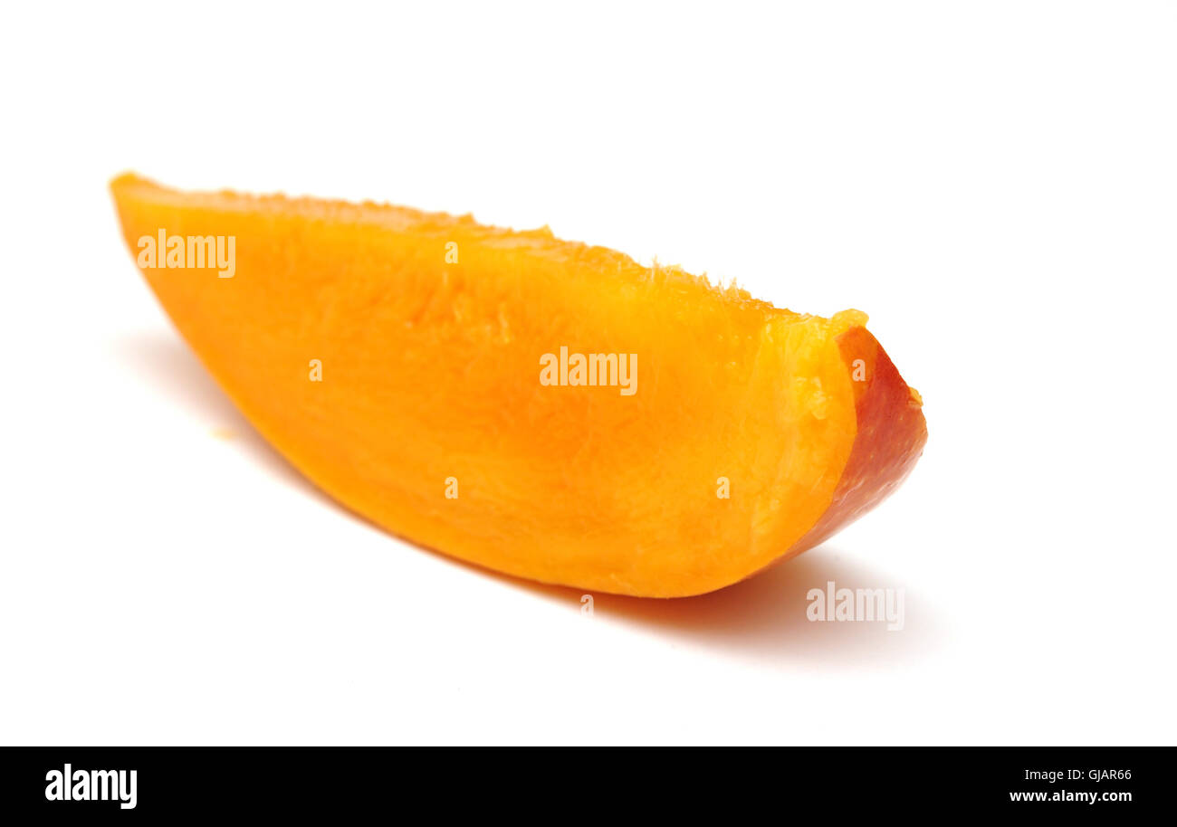 Mango fresco slice isolato su bianco Foto Stock