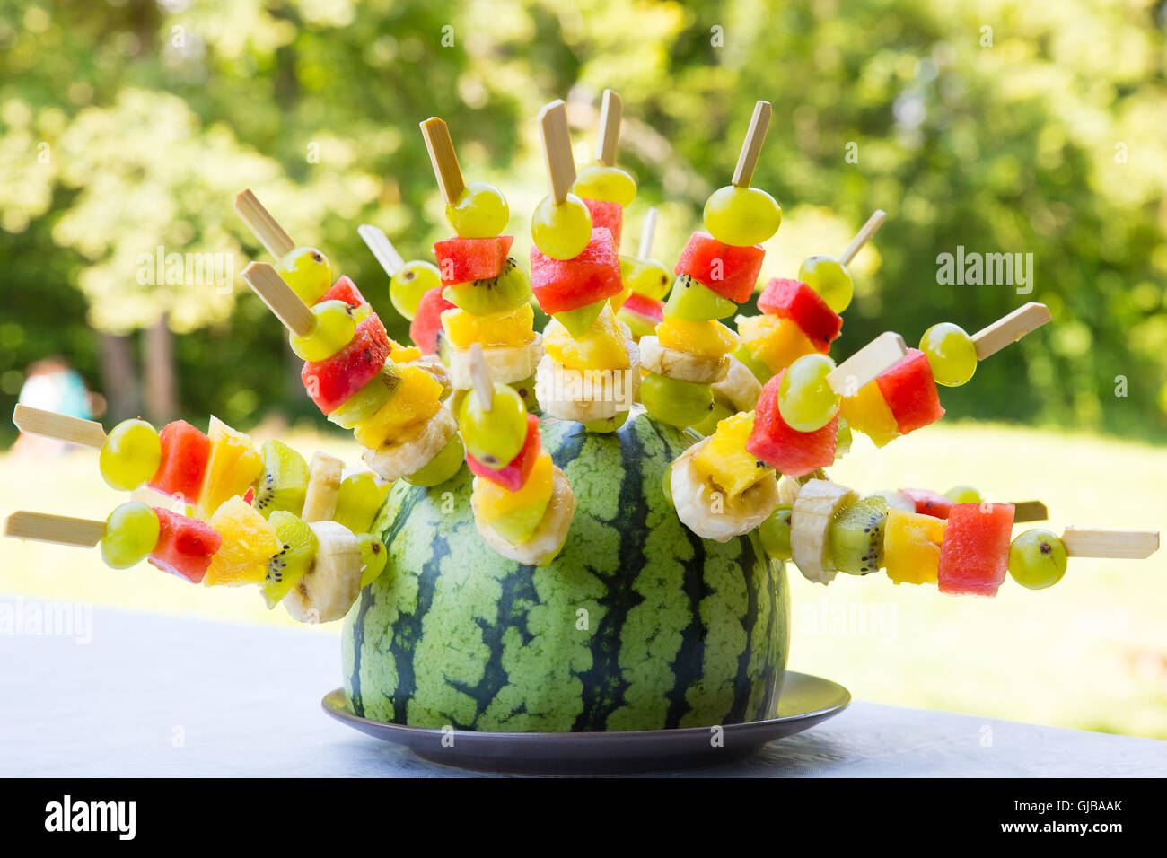 Anguria decorata con colorate spiedini di frutta, con profondità di campo  ridotta Foto stock - Alamy