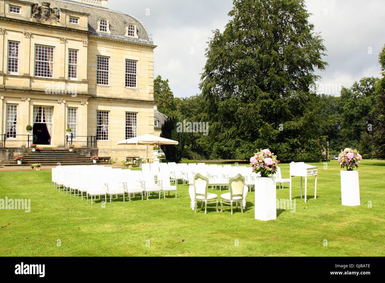 Le sedie sono pronti per una cerimonia di nozze.Eefden Foto Stock