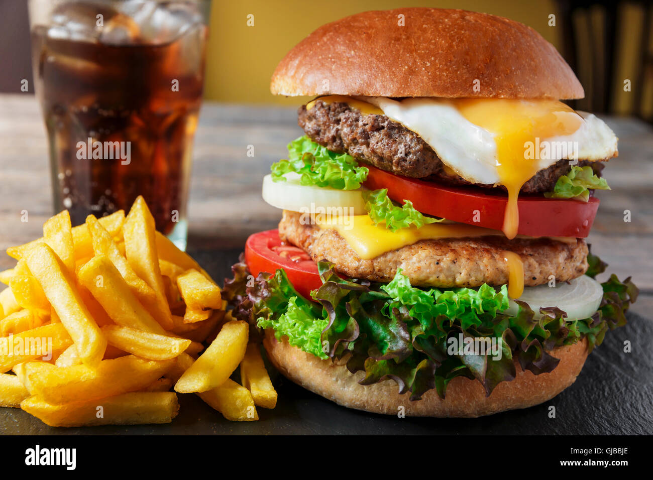 Hamburger di carne cotoletta di formaggio di uova fritte Foto Stock