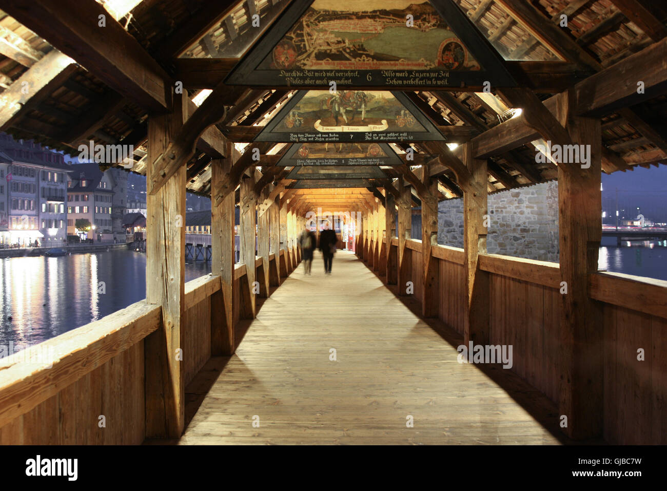 Ponte Spreuer è un vecchio, coperto di legno con dipinti antichi sotto il suo tetto Foto Stock