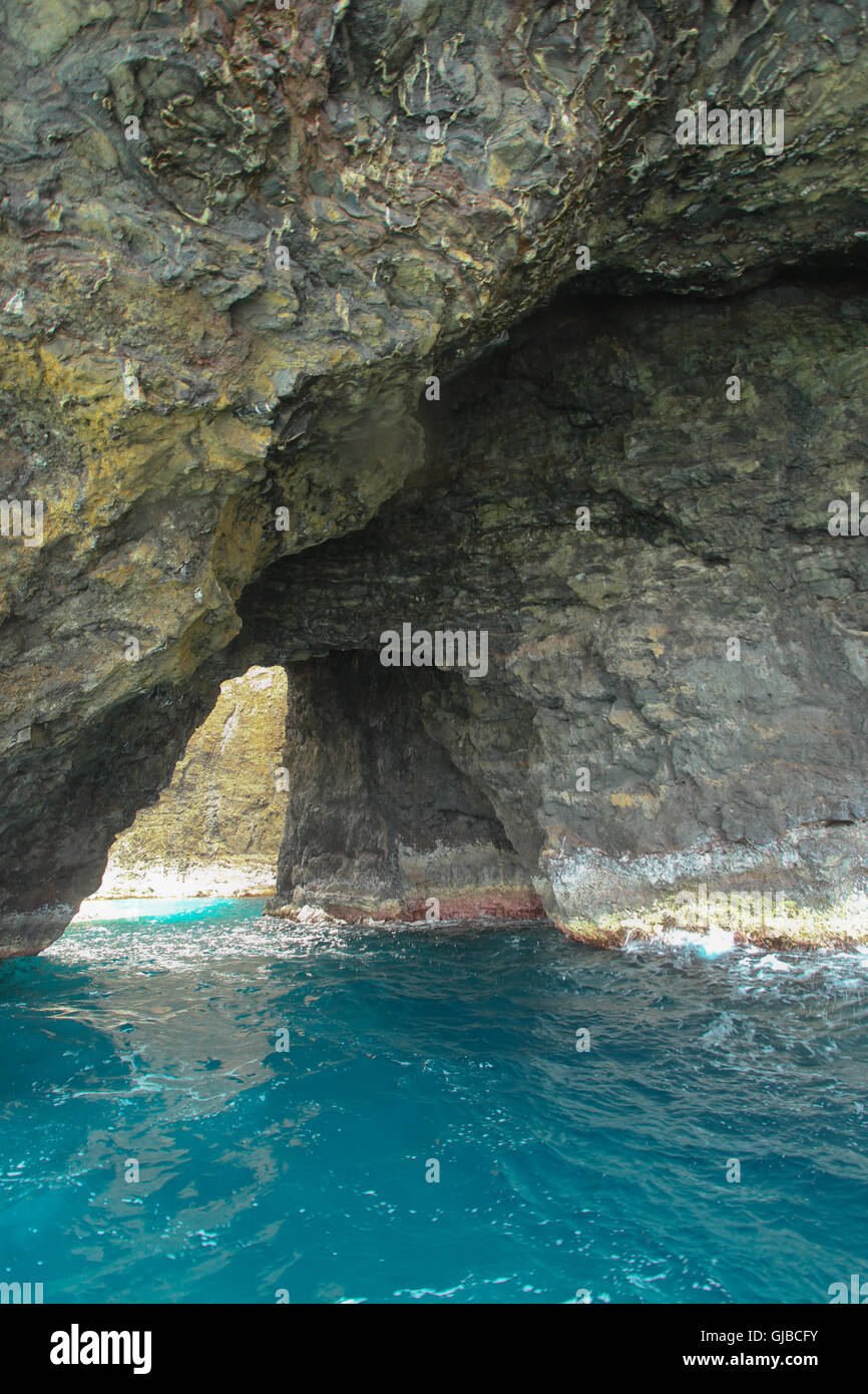 Grotta di mare sulla costa NaPali di Kauai, Hawaii, Stati Uniti d'America. Foto Stock