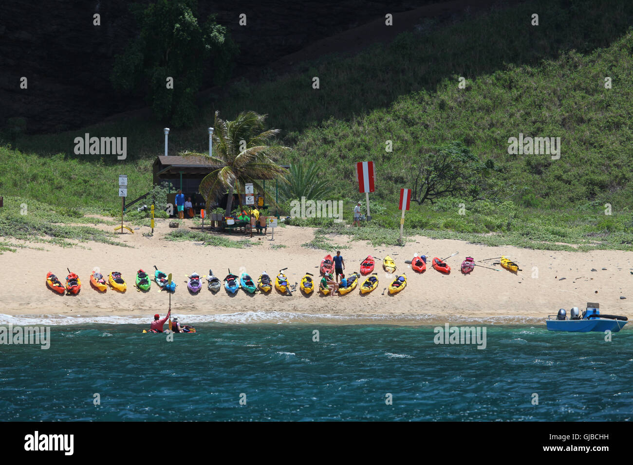 Un arcobaleno di kayak sul Kalalau Beach sulla Costa Napali di Kauai, Hawaii. Foto Stock