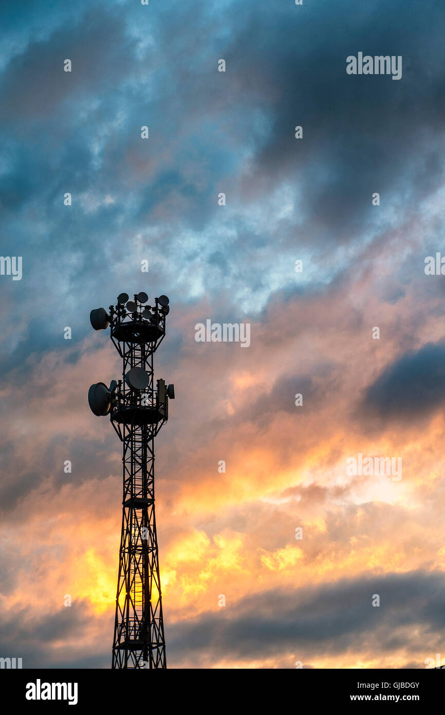 Perugia, Umbria. Un ripetitore di grandi dimensioni con antenna radar per le comunicazioni telefoniche. Sullo sfondo di un cielo che precede una tempesta Foto Stock