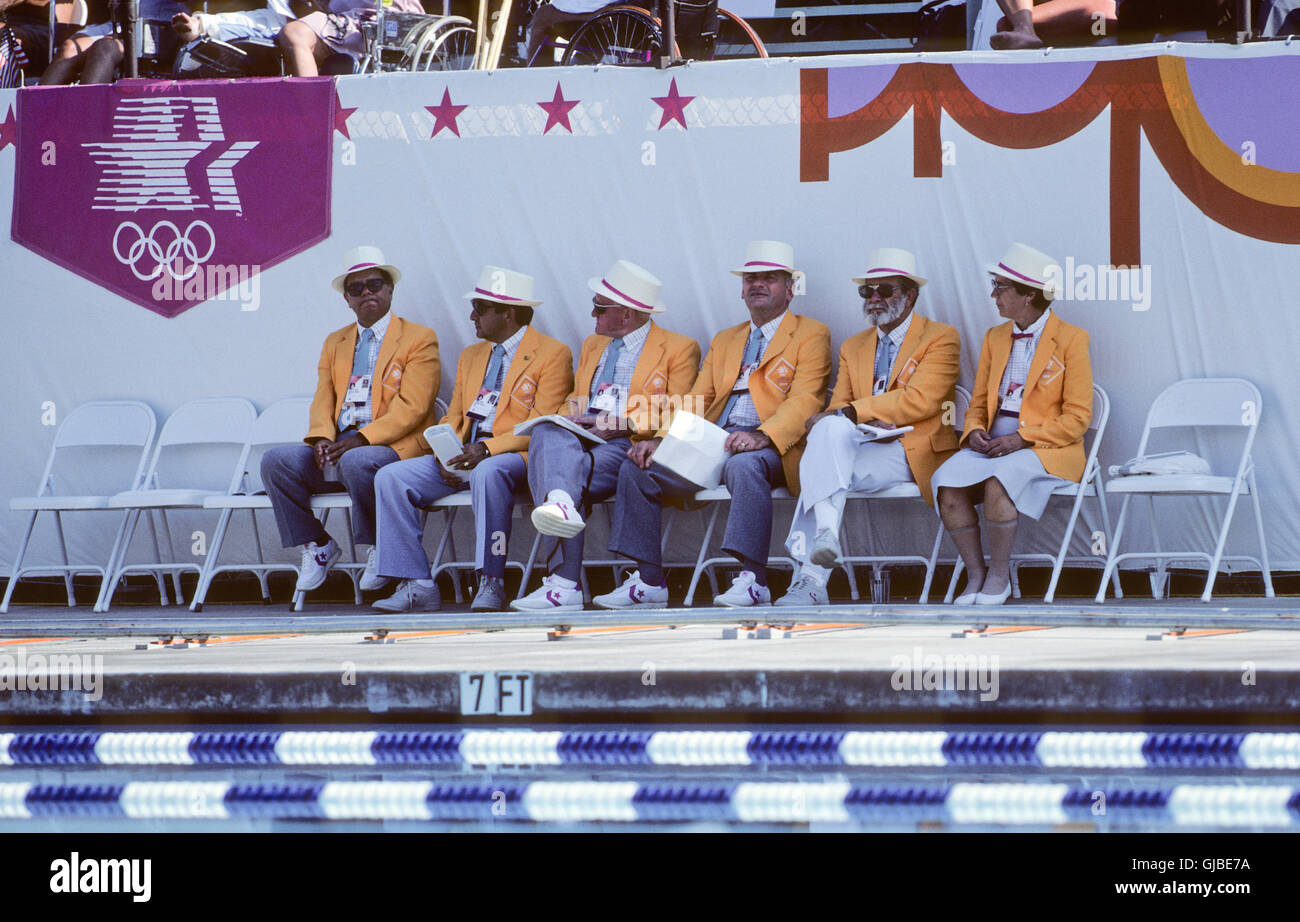 California - Los Angeles - 1984 giochi olimpici estivi. Stati Uniti d'America uomini nuoto. Giudici presso la piscina. Foto Stock