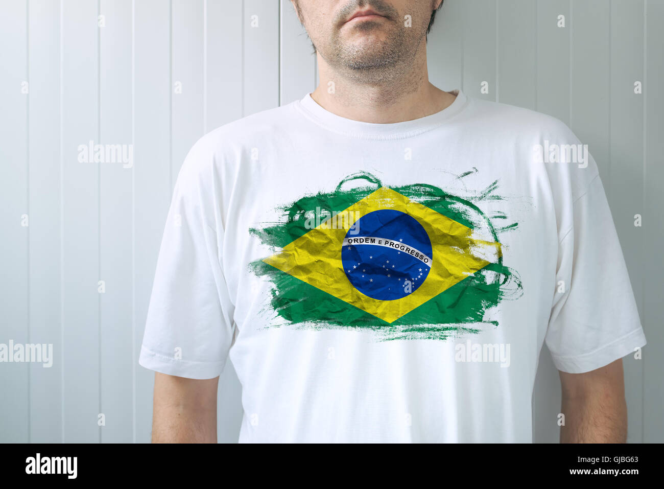 Uomo che indossa una camicia bianca con bandiera brasiliana stampa, maschio  adulto persona Brasile di supporto Foto stock - Alamy