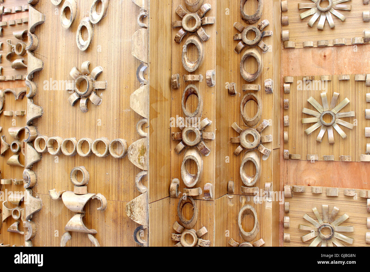 Artigianato da foglia di palma, legno e bambù. Opera d'arte. Foto Stock