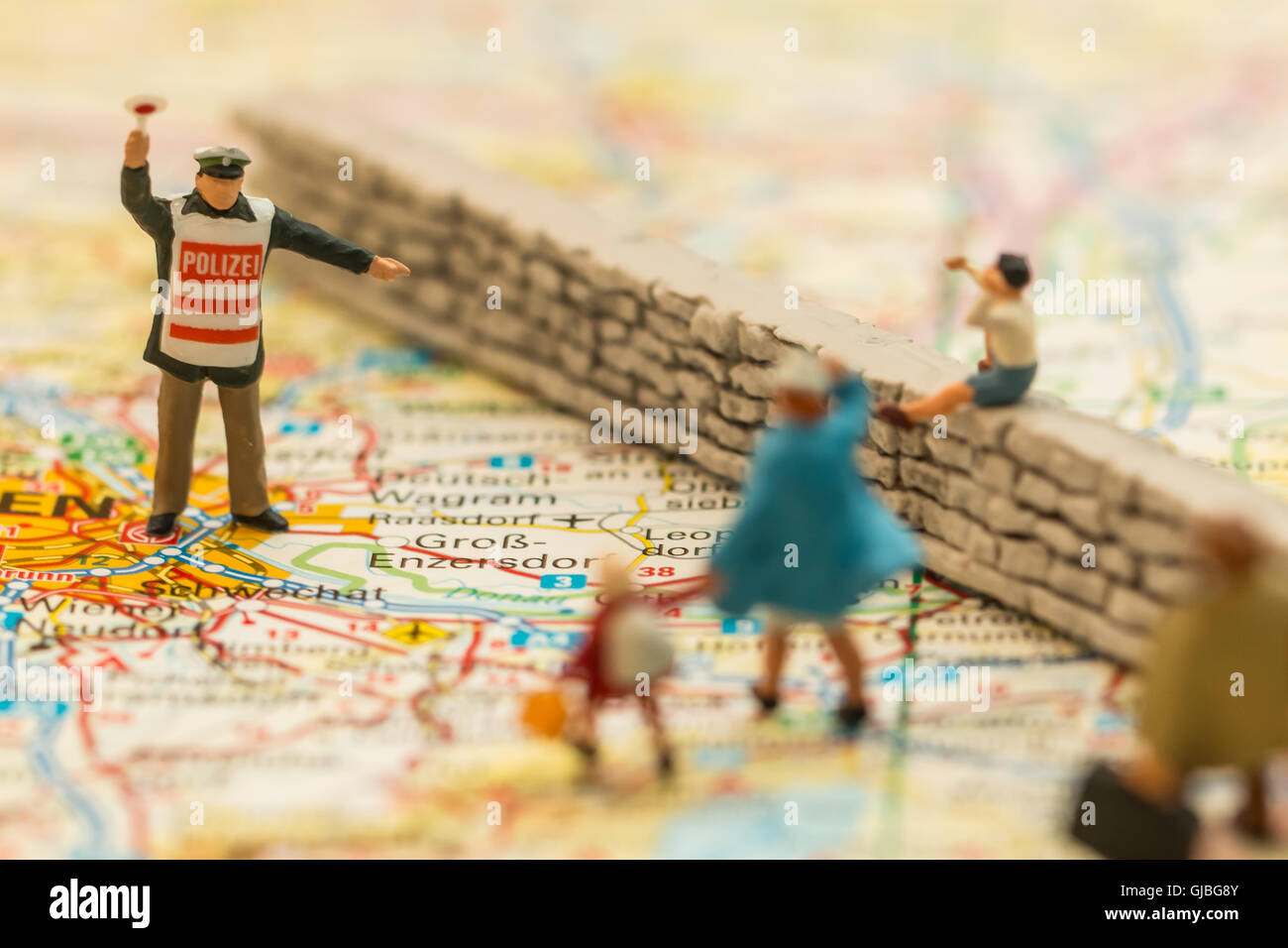 Persone in miniatura su una mappa che suggerisce la crisi dei rifugiati in Europa Foto Stock