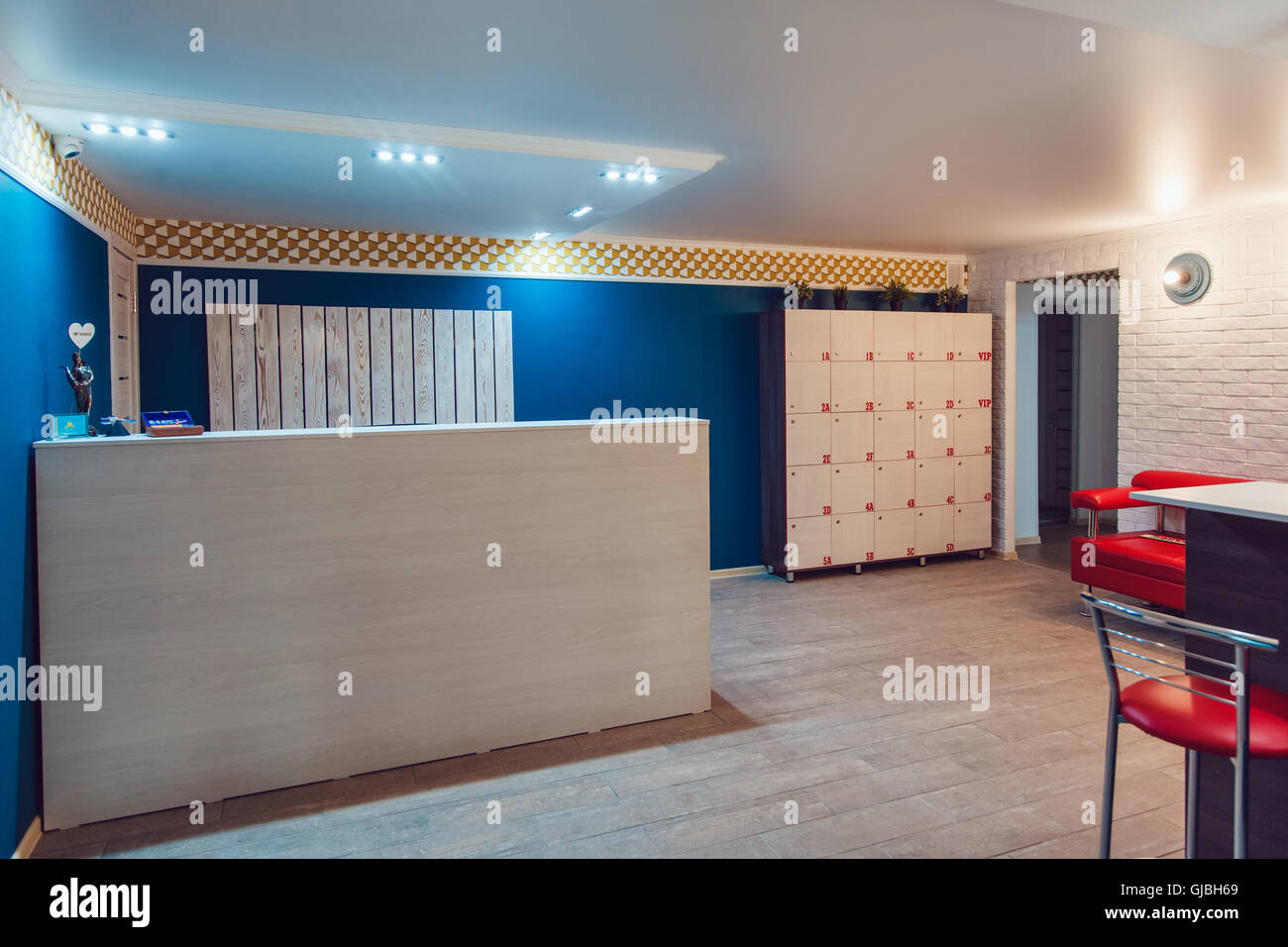 Hostel interni - area ricevimento. tavolo, divano, poltrona Foto Stock
