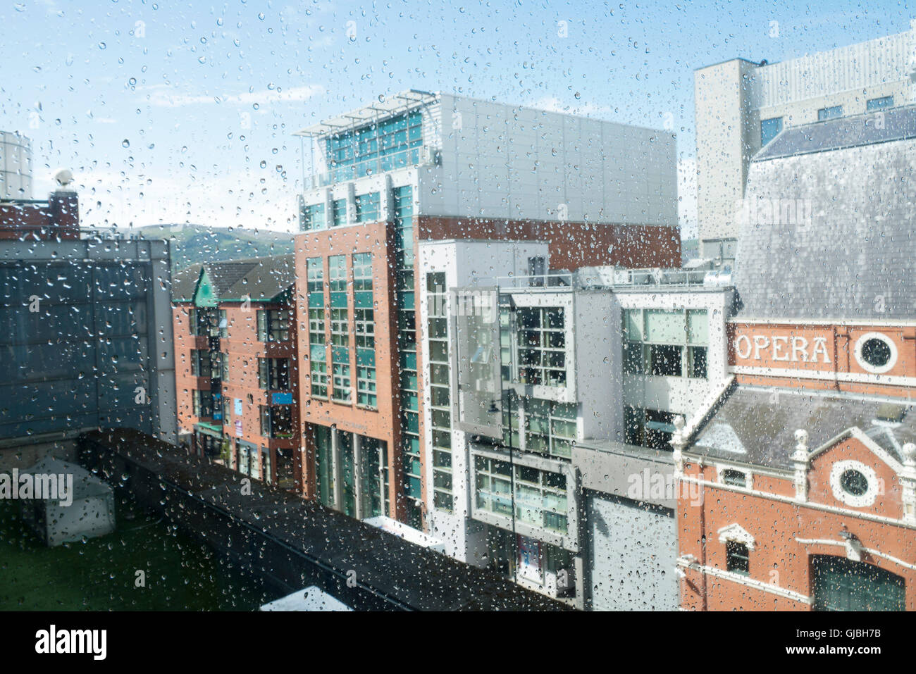 Una grande Victoria Street piovosa e Grand Opera House, Belfast Foto Stock