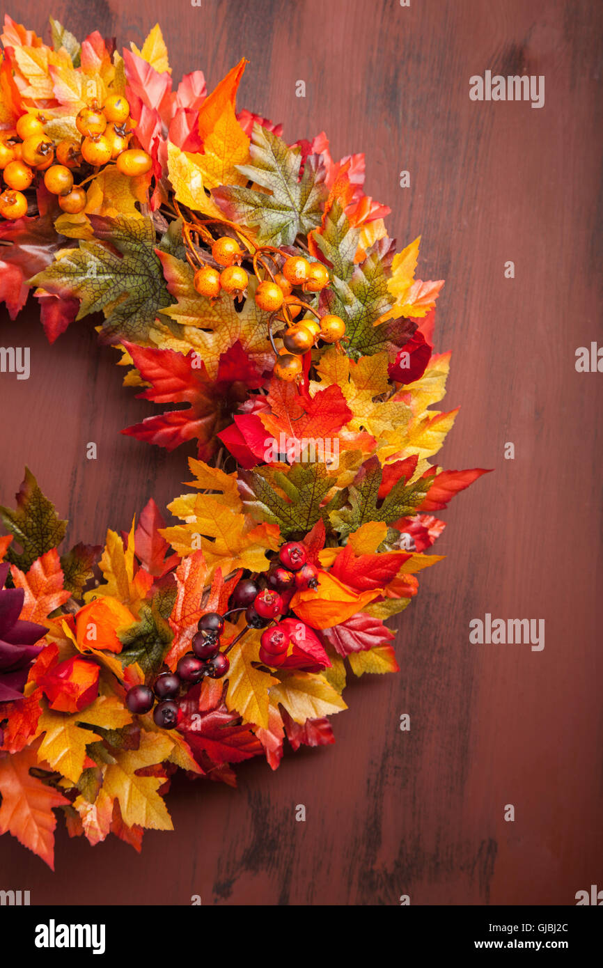 Fatte a mano artificiale diy autunno decorazione ghirlanda con foglie berry fiore Foto Stock