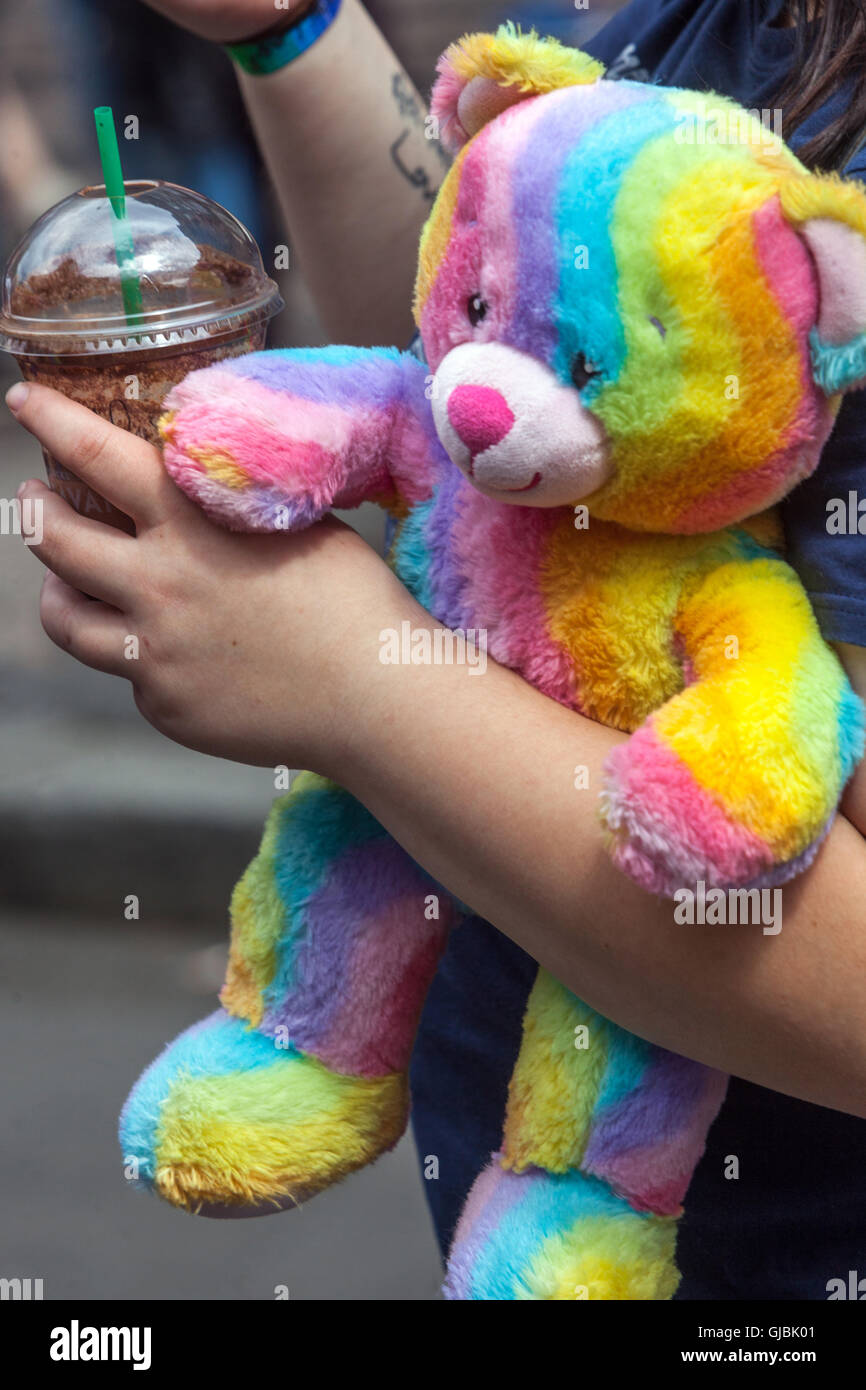 Peluche giocattolo, orsacchiotto in colori arcobaleno, orgoglioso partecipante Praga Foto Stock