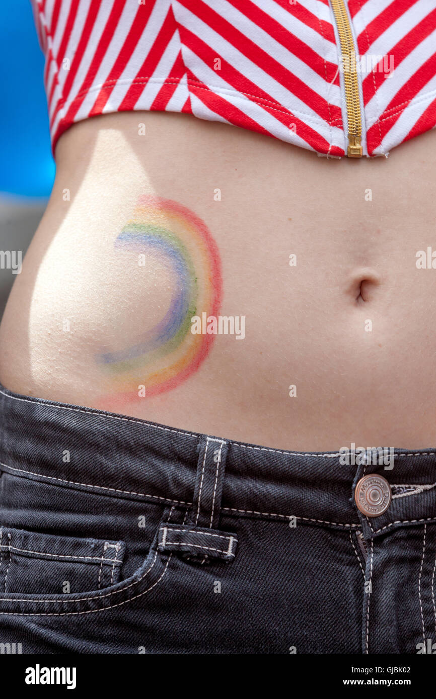 Ragazza e colori dell'arcobaleno sul suo ventre, orgoglio di Praga, Repubblica Ceca Foto Stock