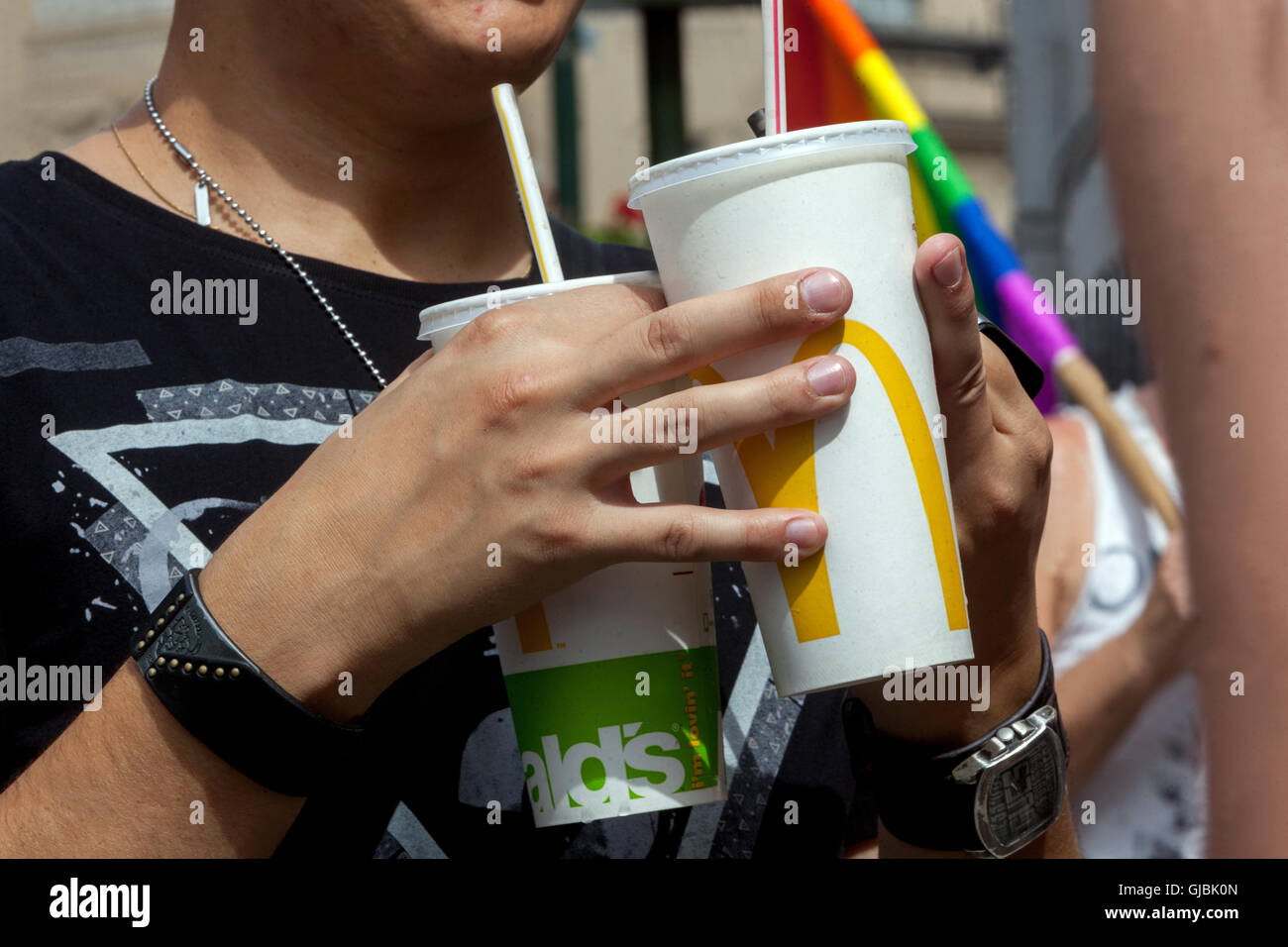 Ragazzo con due tazze da asporto McDonald's Cups drink, Praga Repubblica Ceca McDonalds drink Foto Stock