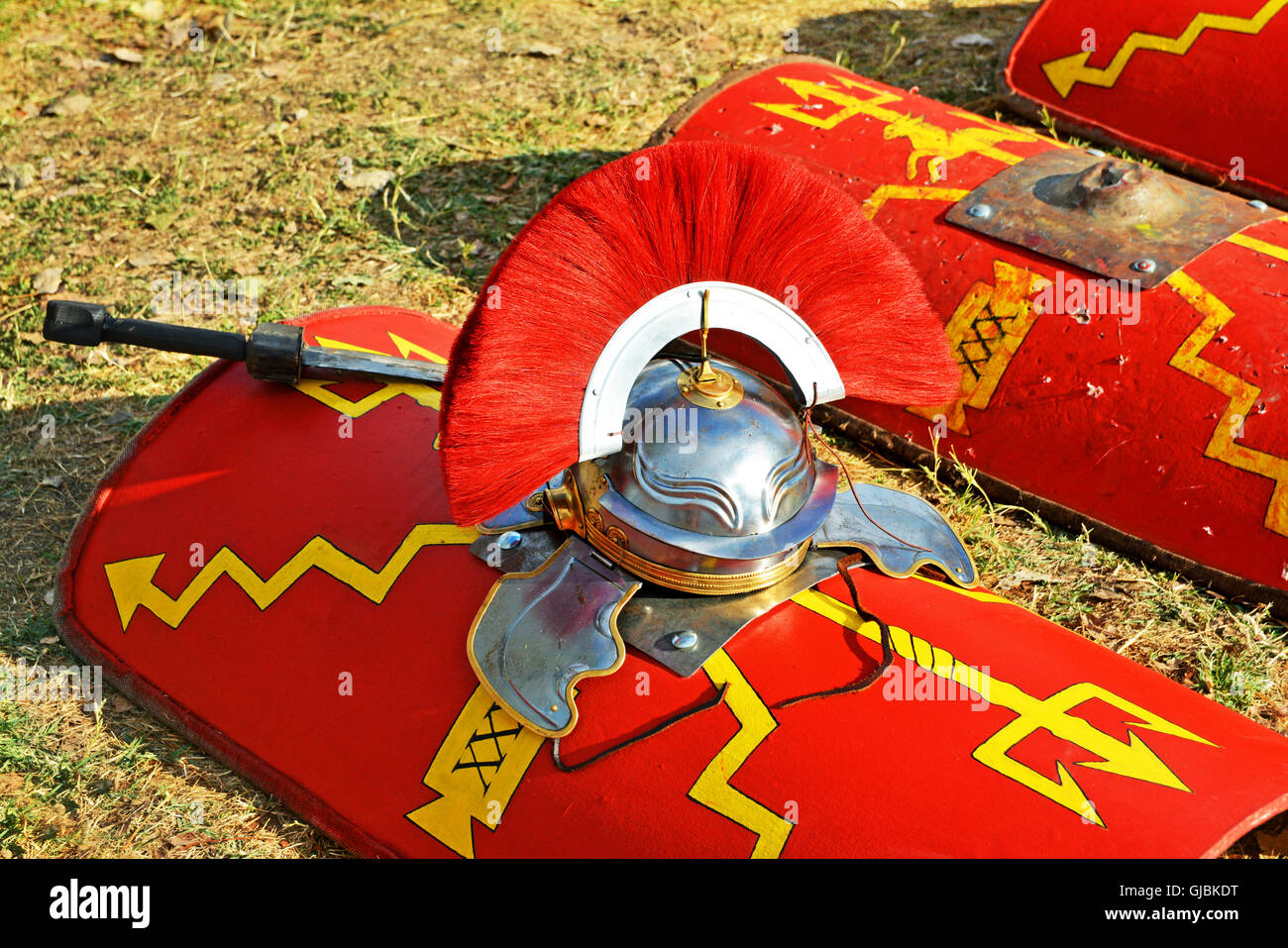 Rosso scudo romano ,cresta e spada Foto Stock