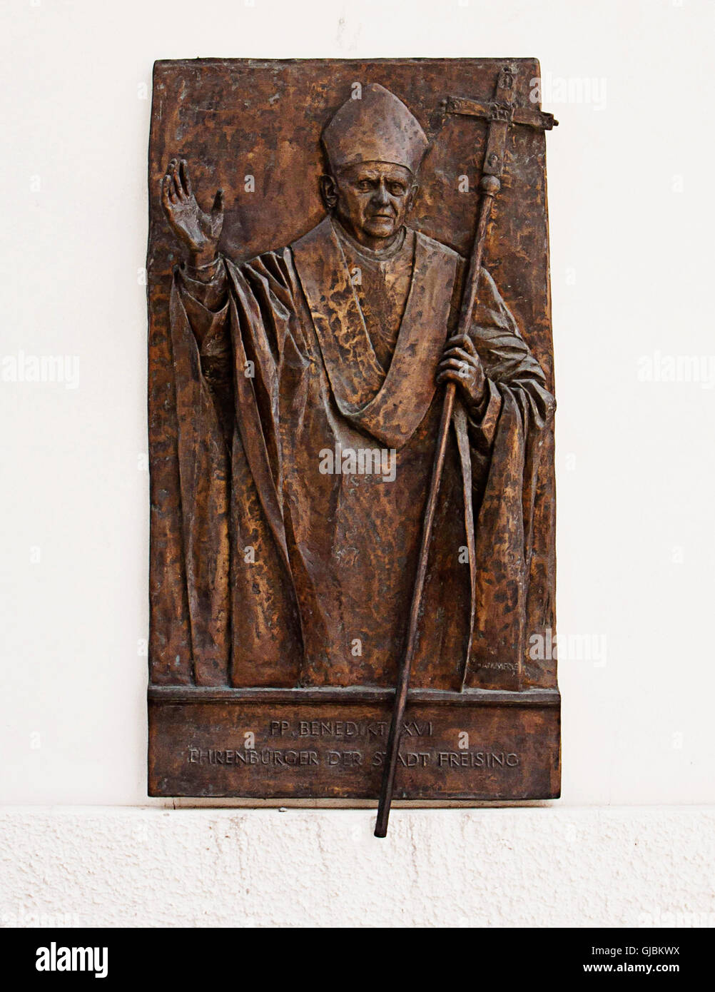 Freising, rame lapide che ricorda il Santo Padre Benedetto XVI come cittadino onorario di Frisinga. Foto Stock