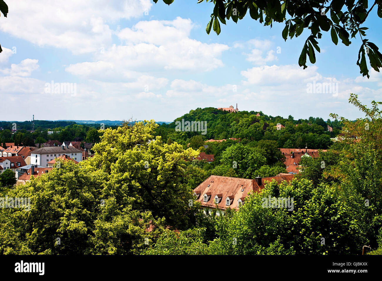 Freising, città vecchia in Baviera, vista città, tra colline e boschi da St. Mary Cattedrale Foto Stock