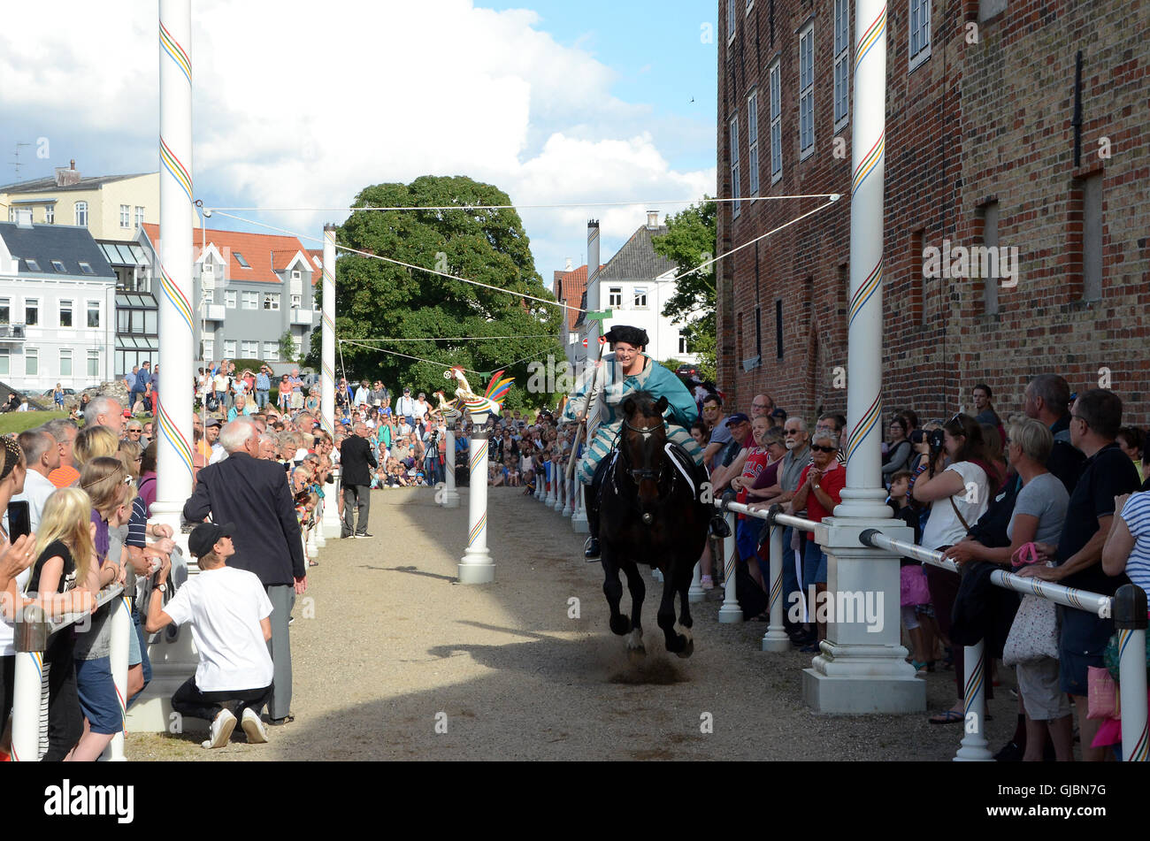 Il pilota storico concorso presso il castello di Sønderborg in Danimarca. Da un cavallo al galoppo, un pilota deve prendere un anello con una lancia. Foto Stock